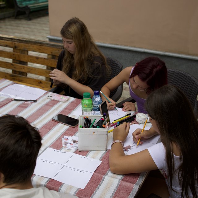 Ребята за рукоделием